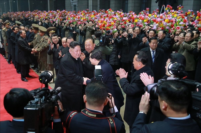 북한 노동당 기관지 노동신문은 5일 김정은 국무위원장이 5일 새벽 베트남 방문을 마치고 평양에 도착했다는 기사를 사진과 함께 1면에 게재했다. 연합뉴스