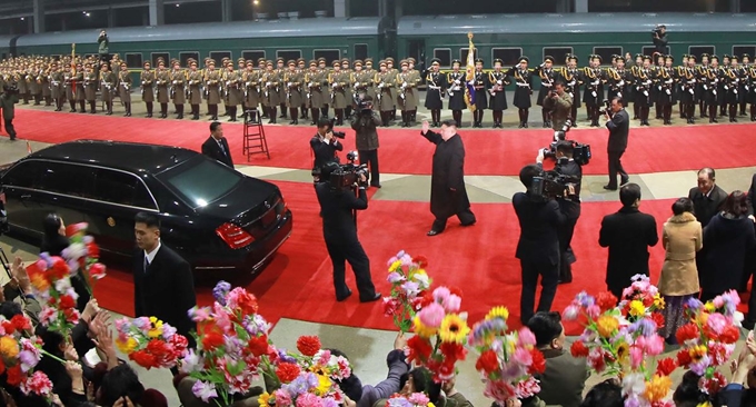 북한 조선중앙통신은 김정은 국무위원장이 베트남 공식방문을 마치고 5일 오전 전용열차로 평양에 도착했다고 보도했다. 연합뉴스