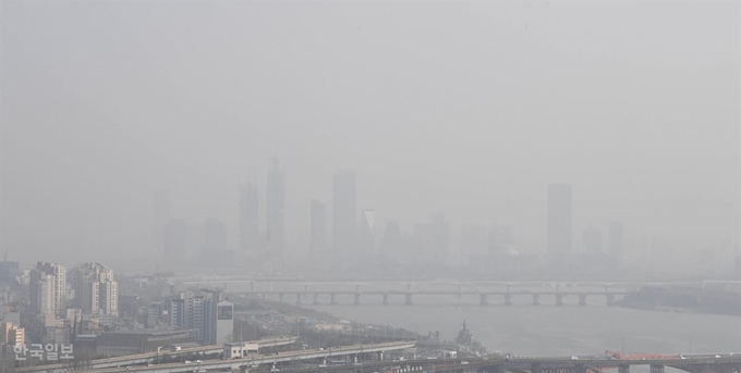 [저작권 한국일보]미세먼지 속 수도권을 포함한 일부 지역에 미세먼지 비상저감조치가 발령된 4일 오후 서울 상암하늘공원에서 바라본 시내가 뿌옇게 흐려져 있다. 서재훈 기자