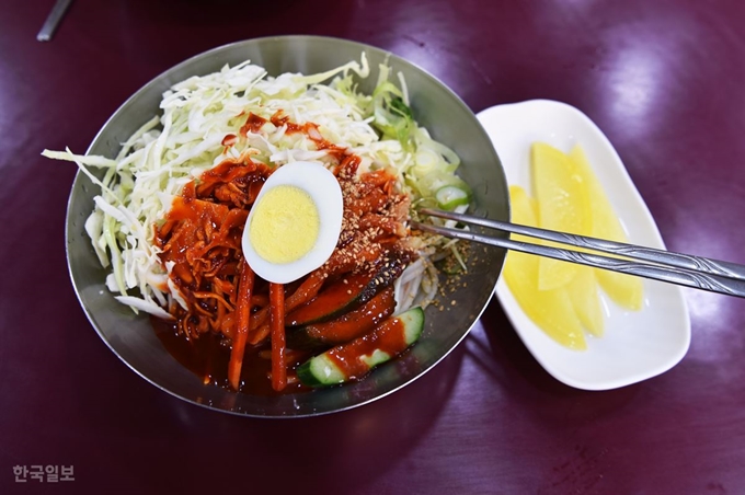 영주 중앙분식 쫄면. 영주에서 학창시절을 보낸 이들에게 ‘소울 푸드’라고 한다.