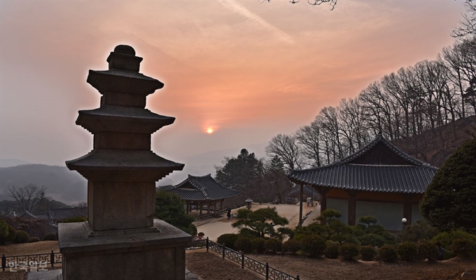 부석사 삼층석탑에서 본 일몰. 오른쪽이 무량수전, 정면이 안양루다. 미세먼지로 노을이 곱지 못해 아쉬웠지만 그마저도 욕심임을 일깨우는 평온한 풍경이다. 영주=최흥수기자