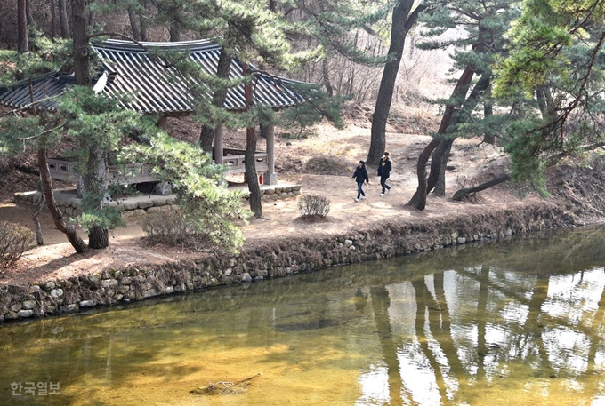 죽계천과 취한대. 계천을 따라 선비촌까지 산책로가 나 있다.