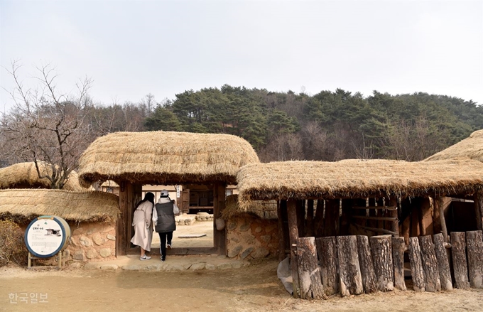 영주지역 고택을 재현한 선비촌. 민속마을이자 고택 민박으로 이용하고 있다.