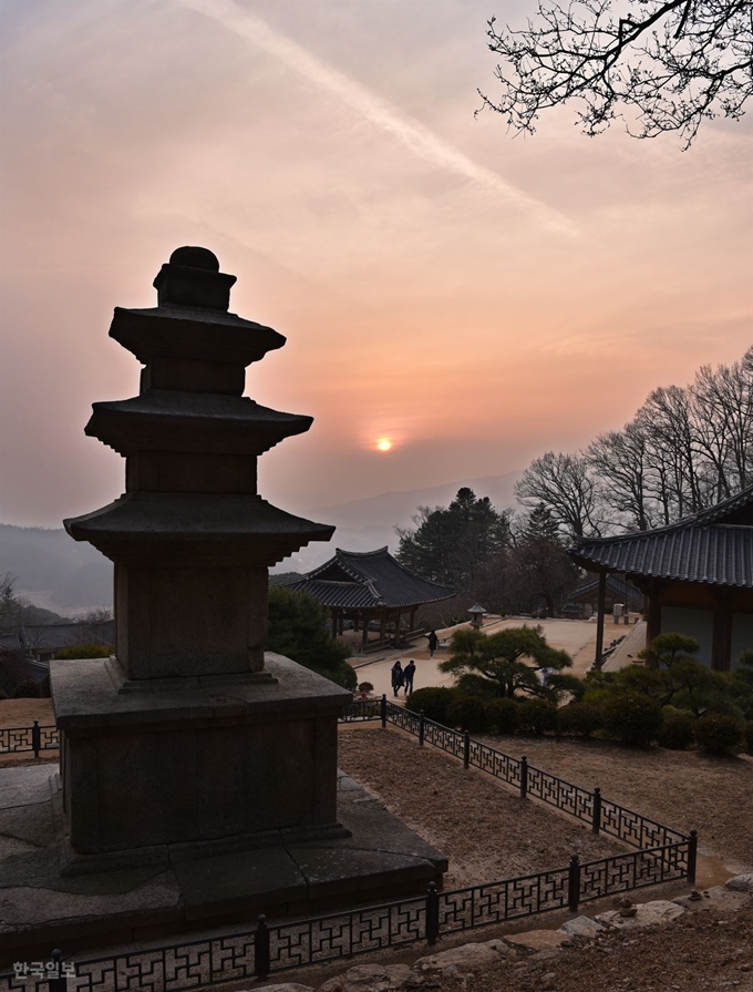 무량수전 동편 삼층석탑에서 보는 일몰 풍경.