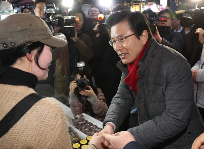 자유한국당 황교안 대표가 5일 새벽 서울 남대문시장을 방문해 시장 상인과 인사를 하고 있다. 연합뉴스