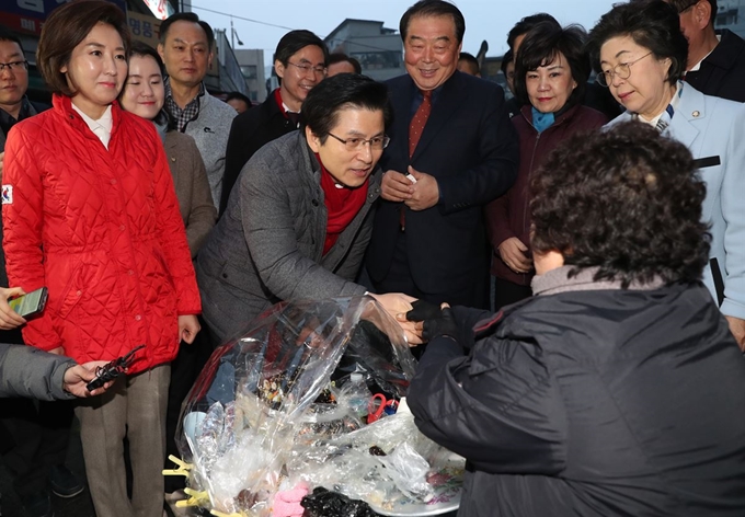 자유한국당 황교안 대표가 5일 새벽 서울 남대문시장을 방문해 시장 상인과 인사하고 있다. 연합뉴스