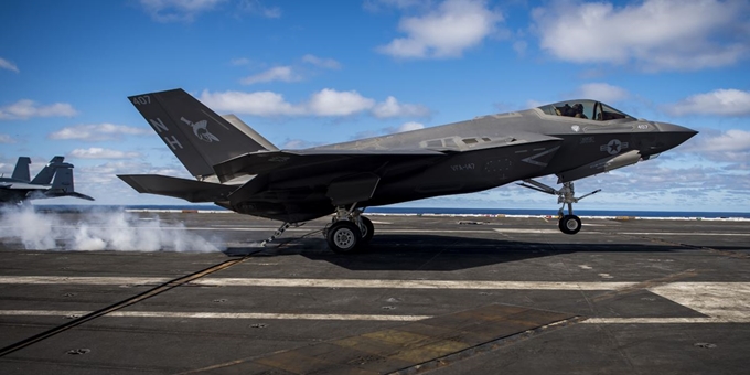 F-35 스텔스 전투기가 미 해군 항공모함 칼 빈슨호에 착륙하고 있다. 미 해군 제공