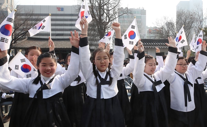 갈수록 이 땅에 태어나는 어린이가 줄고 있다. 이 어린이들은 장차 온전히 홀로 선 대한민국에 살 수 있을까. 지난 1일 서울 종로구 탑골공원에서 열린 민족대표 33인 및 3·1 독립운동 희생선열 추념식에서 역사어린이합창단이 만세삼창을 하고 있다. 연합뉴스