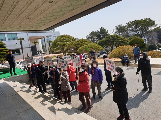 목포임성지구개발반대 석현동 주민들이 지난달 26일 목포시청을 방문해 시장면담을 요구하는 등 개발 반대를 외치고 있다. 독자제공