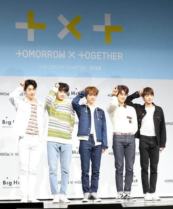 투모로우바이투게더(TXT). 한국일보 자료사진