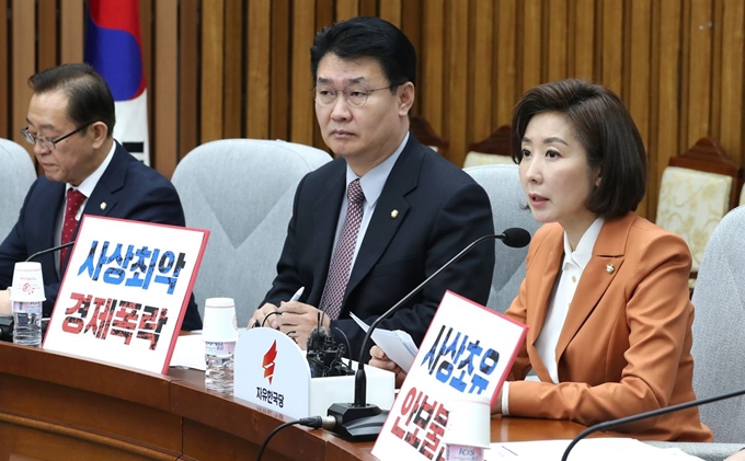 나경원(오른쪽) 자유한국당 원내대표가 5일 국회에서 열린 원내대책회의에서 발언하고 있다. 연합뉴스