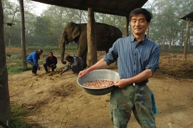 코끼리에게 생두를 먹여 고급 커피인 블랙 아이보리 커피를 대량 생산할 수 있는 기술을 개발한 강원대 강원희 교수. 강원대 제공