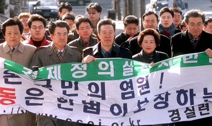 공직을 그만 둔 뒤 그는 경제정의실천시민연합 사무총장으로 정치개혁 운동을 벌이기도 했다. 2000년 총선을 앞두고 총선시민연대와 했던 ‘낙천운동’이 대표적이다. 공천부적격자 명단에 포함된 의원 등의 고소, 고발로 그 해 2월 검찰 조사를 받기 전 거리 행진을 하는 모습이다(앞줄 가운데). 한국일보 자료사진