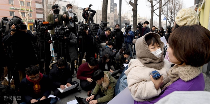 5일 서울 용산구 한국유치원총연합회(한유총) 사무실 앞에서 '정치하는 엄마들'이 검찰고발 기자회견을 진행하는 동안 한 아이가 엄마 품에 안겨 있다. 서재훈 기자