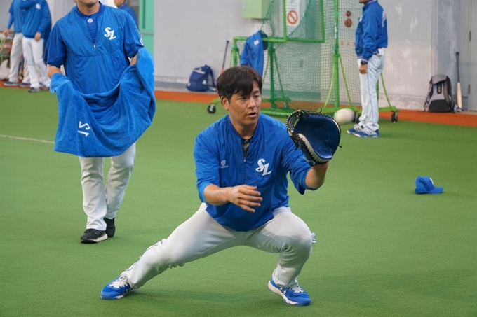 일본 오키나와 캠프 아카마 구장 실내연습장에서 훈련 중인 강민호. 삼성 제공