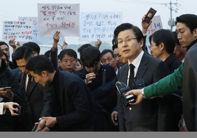 자유한국당 황교안 대표가 5일 오후 경남 김해시 진영읍 봉하마을 고 노무현 전 대통령 묘역 참배와 권양숙 여사를 예방 후 기자들의 질문에 답하고 있다. 김해=연합뉴스