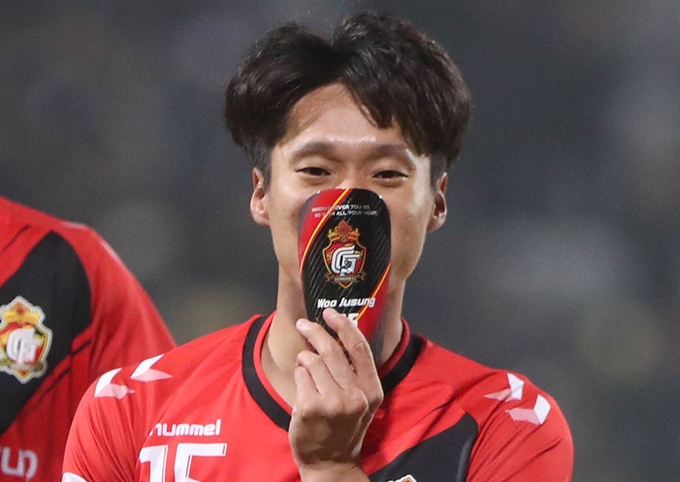 5일 경남 창원시 성산구 창원축구센터에서 열린 아시아축구연맹(AFC) 챔피언스리그(ACL) 조별리그 1차전 경남 FC와 산둥 루넝 타이산의 경기. 경남 우주성이 동점 슛을 넣은 후 발목 보호대를 꺼내 코를 막고 있다. 연합뉴스