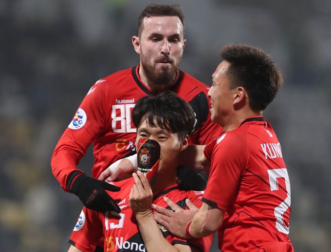 5일 경남 창원시 성산구 창원축구센터에서 열린 아시아축구연맹(AFC) 챔피언스리그(ACL) 조별리그 1차전 경남 FC와 산둥 루넝 타이산의 경기. 경남 우주성이 동점 슛을 넣은 후 발목 보호대를 꺼내 코를 막고 있다. 연합뉴스