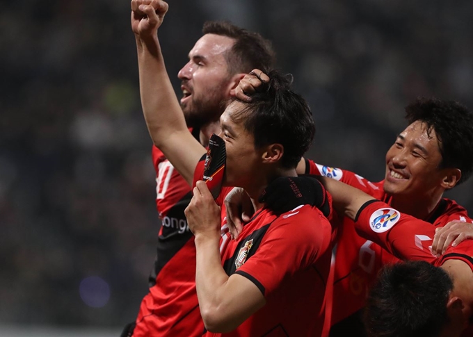 5일 경남 창원시 성산구 창원축구센터에서 열린 아시아축구연맹(AFC) 챔피언스리그(ACL) 조별리그 1차전 경남 FC와 산둥 루넝 타이산의 경기. 경남 우주성이 동점 슛을 넣은 후 발목 보호대를 꺼내 코를 막고 있다. 연합뉴스