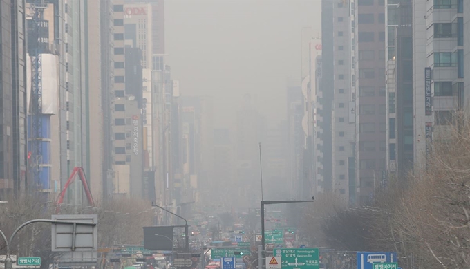 수도권 지역에 미세먼지 비상저감조치가 엿새째 이어지고 있는 6일 오전 서울 강남대로에 미세먼지가 가득하다. 연합뉴스