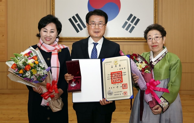 영랑 선생 가족이 최근 정부에서 수여한 건국포장을 강진군에 영구 기증했다. 군 제공