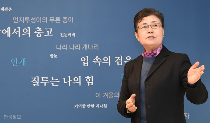 [저작권 한국일보]기향도 기형도문학관 명예관장이 시인의 대표작 제목이 적힌 벽 앞에 서서 문학관의 구성에 대해 안내해 주고 있다. 배우한 기자