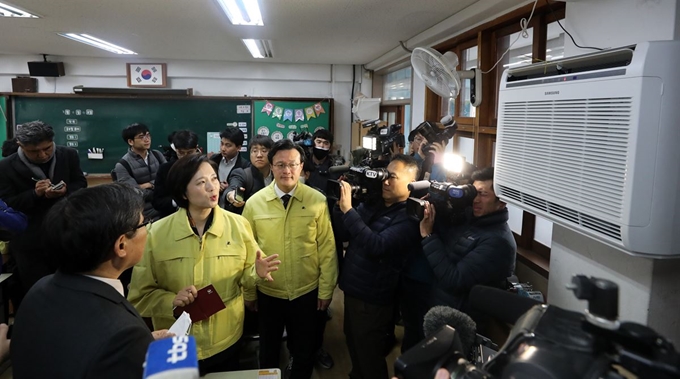 유은혜 사회부총리 겸 교육부 장관이 6일 오전 서울 영등포구 여의도초등학교에서 미세먼지 관련 교실 시설을 살펴보고 있다. 뉴스1