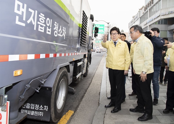 6일 조명래 환경부 장관이 서울 강동구를 방문, 도로청소차량 운행 현장을 살펴보고 있다. 환경부 제공