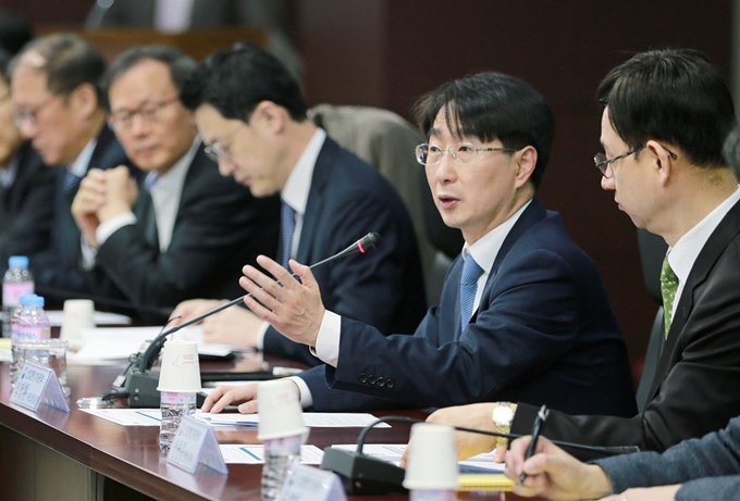 6일 김정환 산업통상자원부 기획조정실장이 서울 무역보험공사 대회의실에서 '산업부 소관 공공기관 미세먼지 저감조치 이행점검 회의'를 주재하고 있다.산업통상자원부 제공