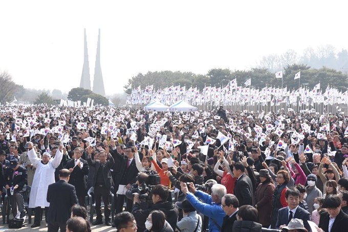 지난 1일 충남 천안 독립기념관에서 열린 ‘3ㆍ1 운동 100주년 기념식’에 참석한 시민들이 대한독립 만세를 외치고 있다. 이준호 기자