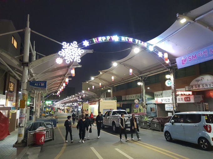 경칩을 하루 앞둔 5일 밤 대구 전통시장인 서문시장 내 야시장 입구 전광판에는 아직도 ‘HAPPY NEW YEAR’라는 문구가 달려있어 시민들의 실소를 자아내고 있다. 윤희정기자 yooni@hankook