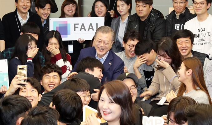 문재인 대통령이 6일 서울 강남구 디캠프에서 열린 제2벤처 붐 확산 전략 보고회에 앞서 입주기업 대표 및 종사자들과 기념촬영하고 있다. 뉴시스