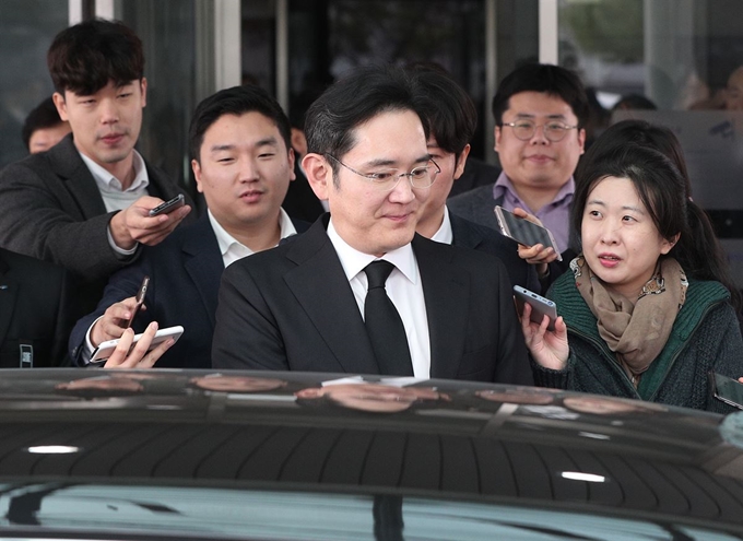 이재용 삼성전자 부회장이 6일 오후 서울 종로구 서울대학교병원 장례식장에 마련된 박용곤 두산 명예회장 빈소 조문을 마치고 장례식장을 나서고 있다. 뉴스1