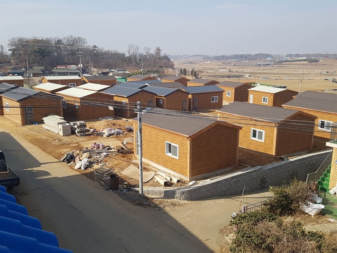 수원군공항 이전 부지로 알려진 경기 화성시 우정읍 화수리마을에 지난해 가을부터 생긴 모습이 똑같은 소규모 주택이 다닥다닥 붙은 채 공사중이다. 임명수 기자