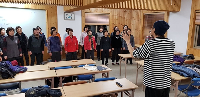 [저작권 한국일보]지난 1일 오후 7시 제주 제주시 구좌읍 하도리 하도어촌계 사무실 2층 회의실에서 하도해녀합창단이 지휘자인 방승철씨의 지휘를 받으며 노래를 부르고 있다. 김영헌 기자.