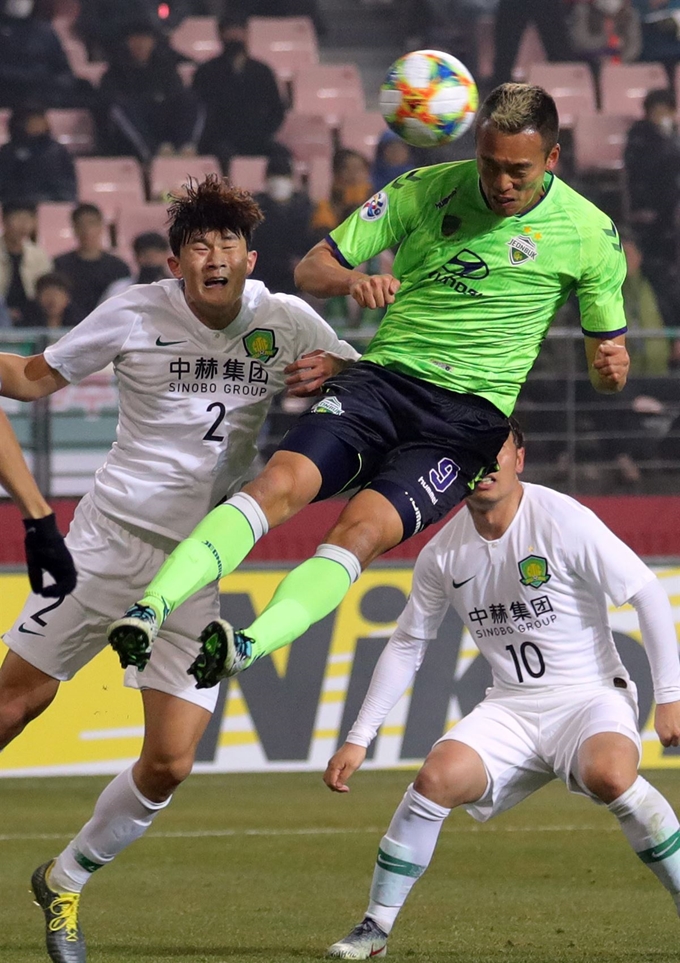 6일 오후 전북 전주시 전주월드컵경기장에서 열리는 2019 아시아축구연맹(AFC) 챔피언스리그 조별리그 1차전 전북 현대와 베이징 궈안의 경기에서 전북 김신욱(오른쪽)이 베이징 김민재를 상대로 헤딩골을 성공시키고 있다.전주=뉴스1