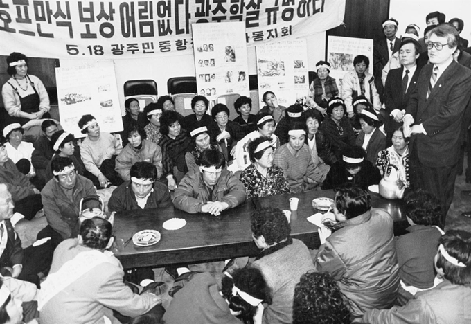 1988년 국회의 5공비리특별위원회에 의해 열린 광주민주화운동 청문회에 찾아와 관련자 처벌을 요구하며 항의하는 5.18 광주민중항쟁 유족회 등 관련단체 회원 109명을 당시 문동환 광주민주화운동진상조사특위 위원장이 설득하고 있다. 한국일보 자료사진