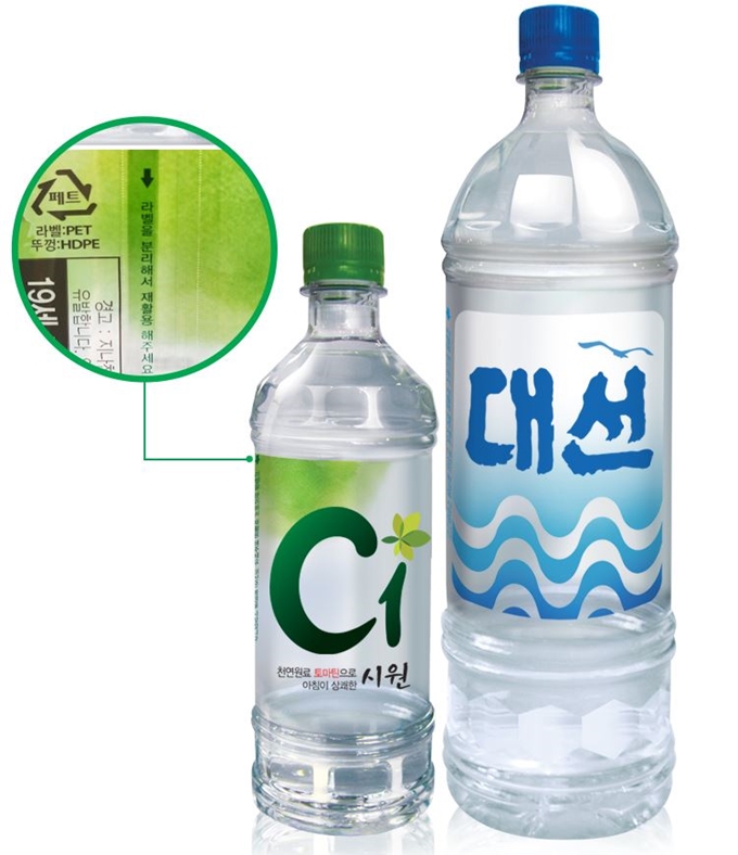 친환경 비접착식 라벨이 부착된 대선소주와 시원(C1)소주.