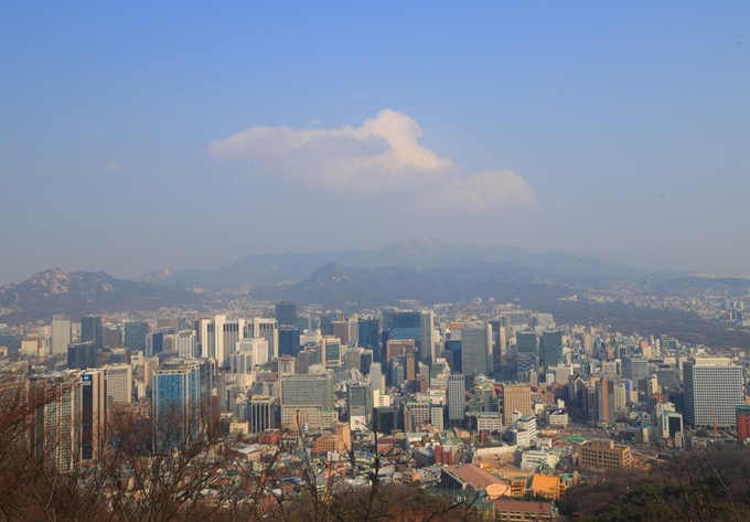 7일 오전 서울 중구 남산에서 바라본 서울 도심 일대 하늘이 미세먼지가 걷히며 푸른빛을 띄고 있다. 연합뉴스