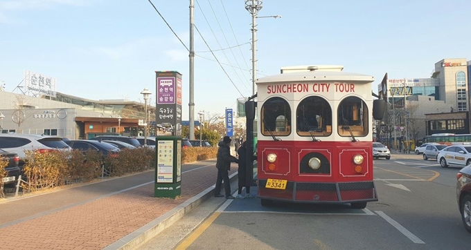 전남 순천시 시티투어 도심순환코스 이용객들이 순천역 앞에 대기 중인 트롤리버스에 올라타고 있다.