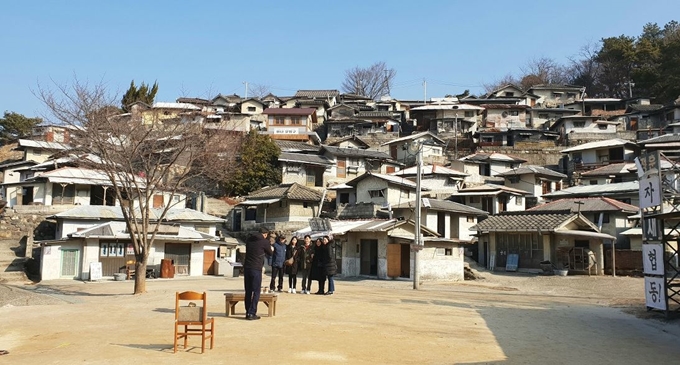 1960~80년대 전남 순천 읍내거리와 서울의 달동네를 재현한 순천드라마촬영장에서 관광객들이 기념촬영을 하고 있다.