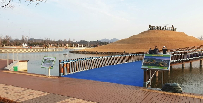 전남 순천시 순천만국가정원을 내에 있는 호수공원을 찾은 방문객들이 다리 위를 걷고 있다.