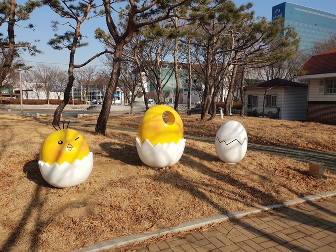 북구청이 수의계약으로 500여 만원을 들여 만들 계란 조형물. 윤창식기자