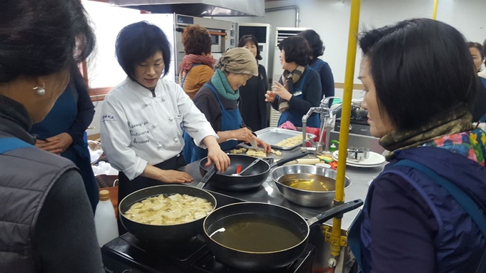 경주시우리음식연구회가 지역 쌀과 농 〮특산물 등으로 향토음식 개발 및 교육에 박차를 가하고 있다. 경주시 제공