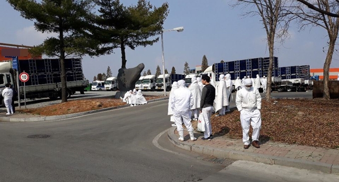 7일 오전 9시 42분께 충북 음성군 금왕읍의 육가공공장에서 암모니아 가스가 누출사고가 발생하자, 공장 직원들이 안전한 곳을 찾아 대피해있다. 연합뉴스