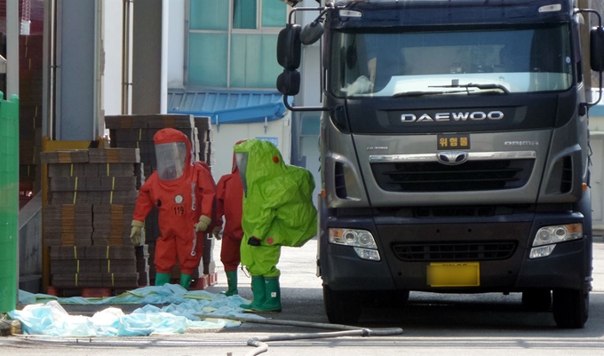 7일 오전 9시42분쯤 충북 음성군 육가공 공장에서 암모니아 가스가 누출돼 소방당국 관계자들이 암모니아 희석작업을 하고 있다. 가스를 마신 직원 20명이 어지럼증을 호소하며 병원으로 옮겨져 치료를 받고 있다. 뉴스1