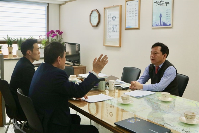 김호섭(오른쪽부터) 대구시 문화체육관광국장이 전준호 대구한국일보 편집국장, 김진혁 대구시 문화기획팀장과 대구ㆍ경북 상생관광 사업에 대해 이야기를 나누고 있다. 윤희정기자 yooni@hankookilbo.com