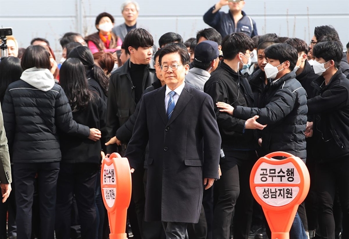 공직선거법상 허위사실 공표와 직권남용권리행사방해 혐의 등으로 기소된 이재명 경기지사가 7일 오후 경기도 성남시 수정구 수원지방법원 성남지원에서 열린 8차 공판에 출석하고 있다. 연합뉴스