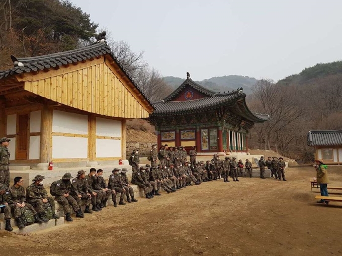 경기 고양시 육군 보병 제60사단(권율부대) 이신의(李愼儀) 연대 소속 지휘관과 장병 102명이 5일 항일(抗日) 무장 투쟁을 일었던 고양 북한산성 일대를 답사하고 있다. 고양시 제공