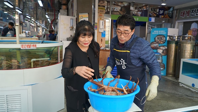 경북 포항 북구 죽도시장 대게 판매거리 포항운하회식당에서 상인과 손님이 박달대게를 놓고 가격 흥정을 벌이고 있다. 김정혜기자 kjh@hankookilbo.com